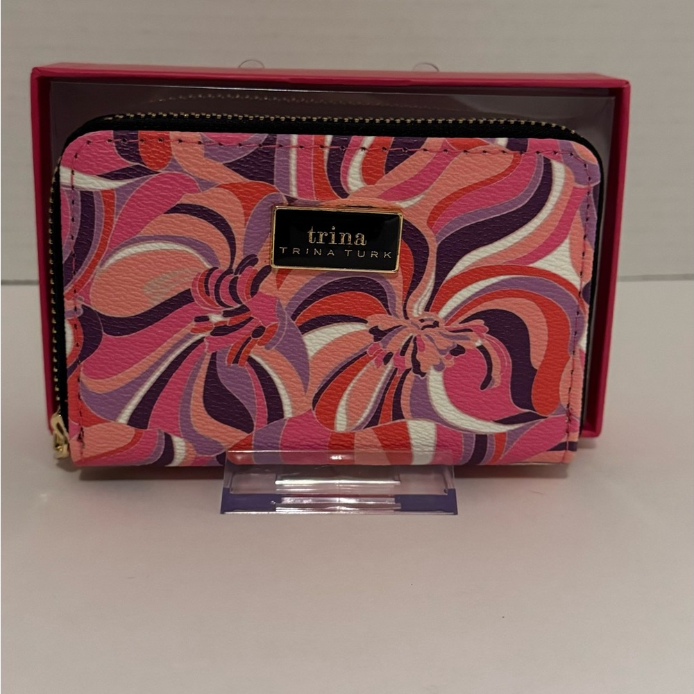 Small around zip wallet NWT Boxed